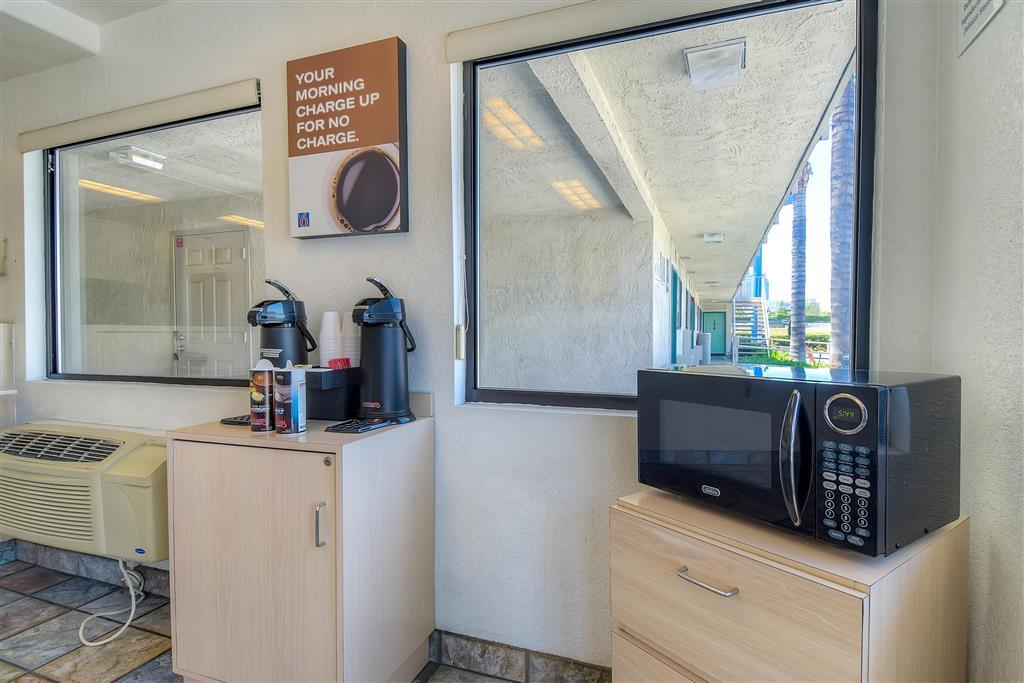 Motel 6 Anaheim Stadium - Ориндж Интерьер фото
