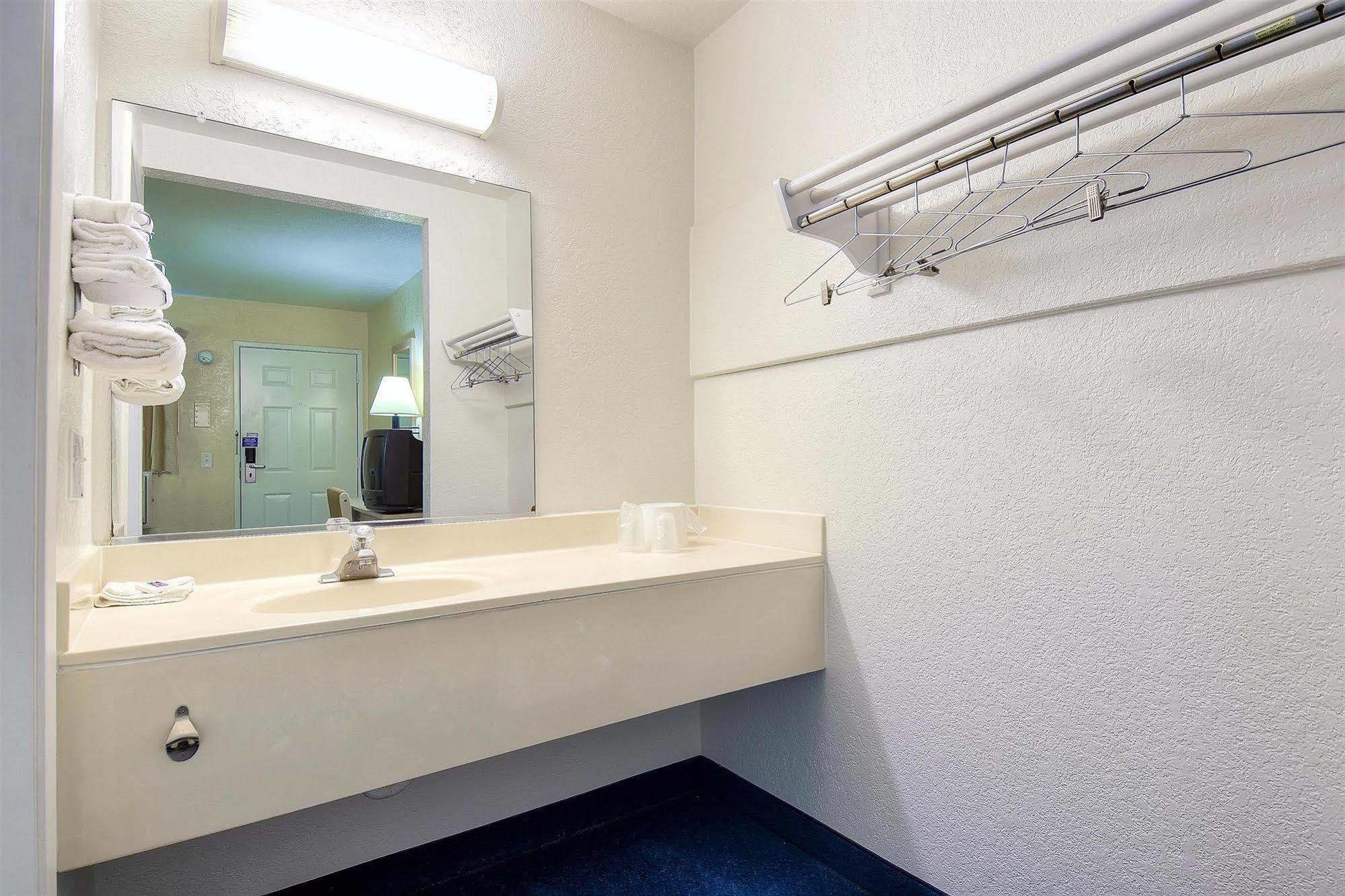 Motel 6 Anaheim Stadium - Ориндж Экстерьер фото