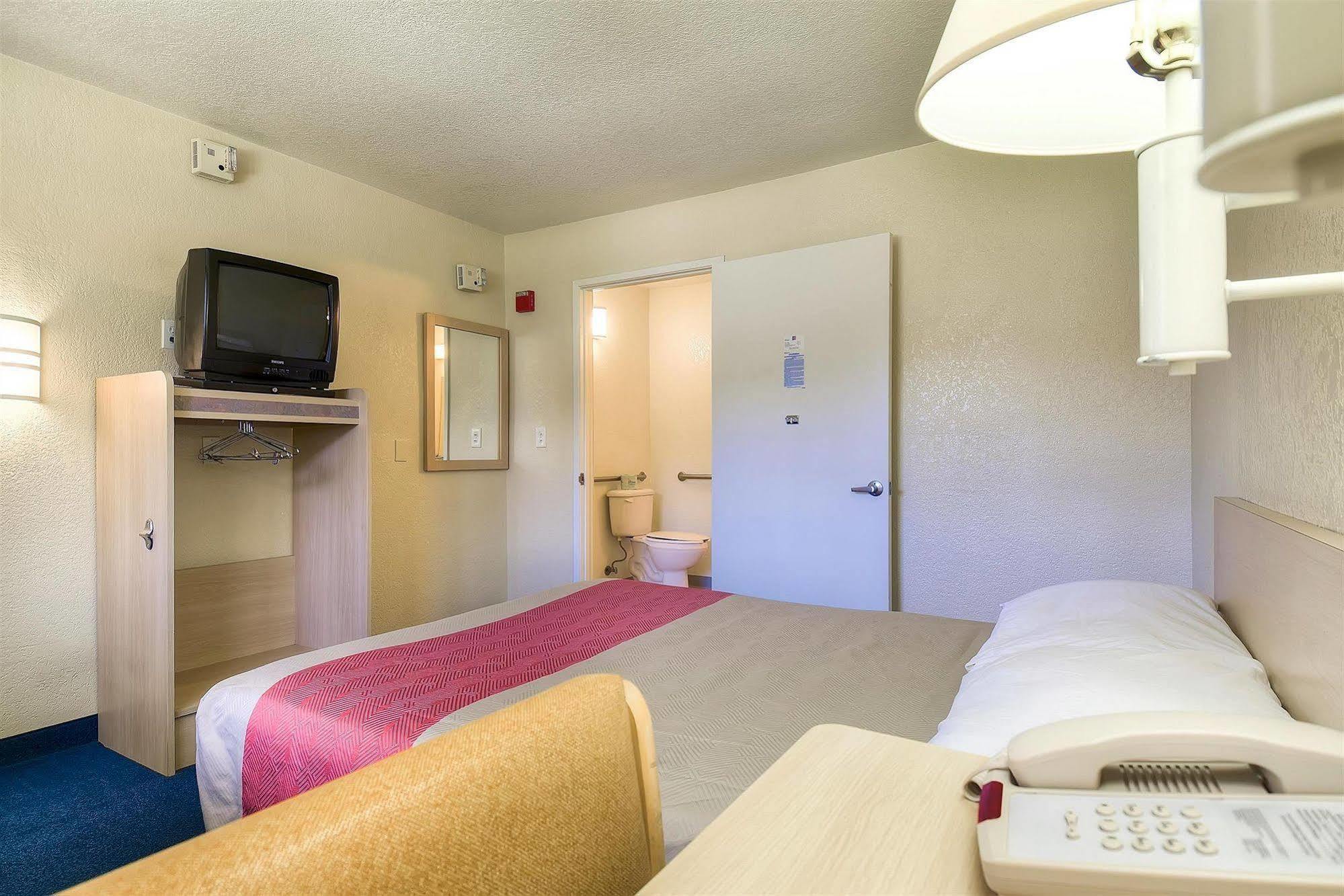 Motel 6 Anaheim Stadium - Ориндж Экстерьер фото