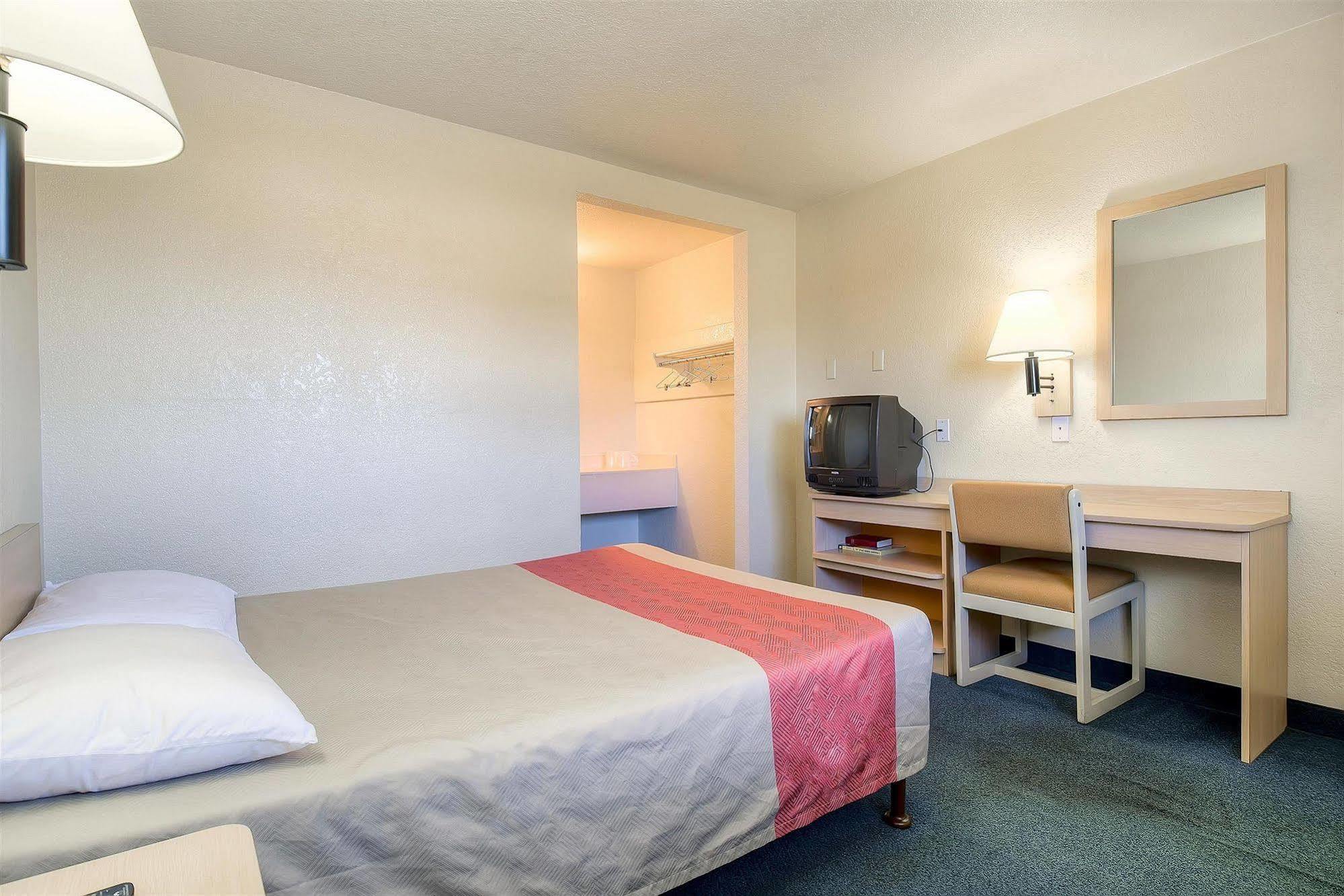 Motel 6 Anaheim Stadium - Ориндж Экстерьер фото