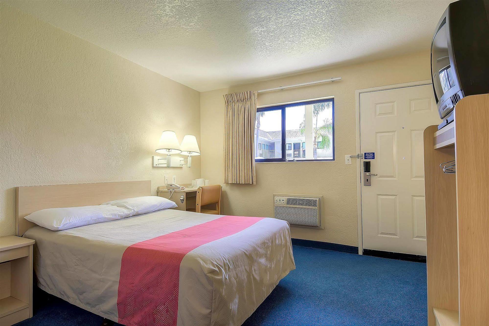 Motel 6 Anaheim Stadium - Ориндж Экстерьер фото