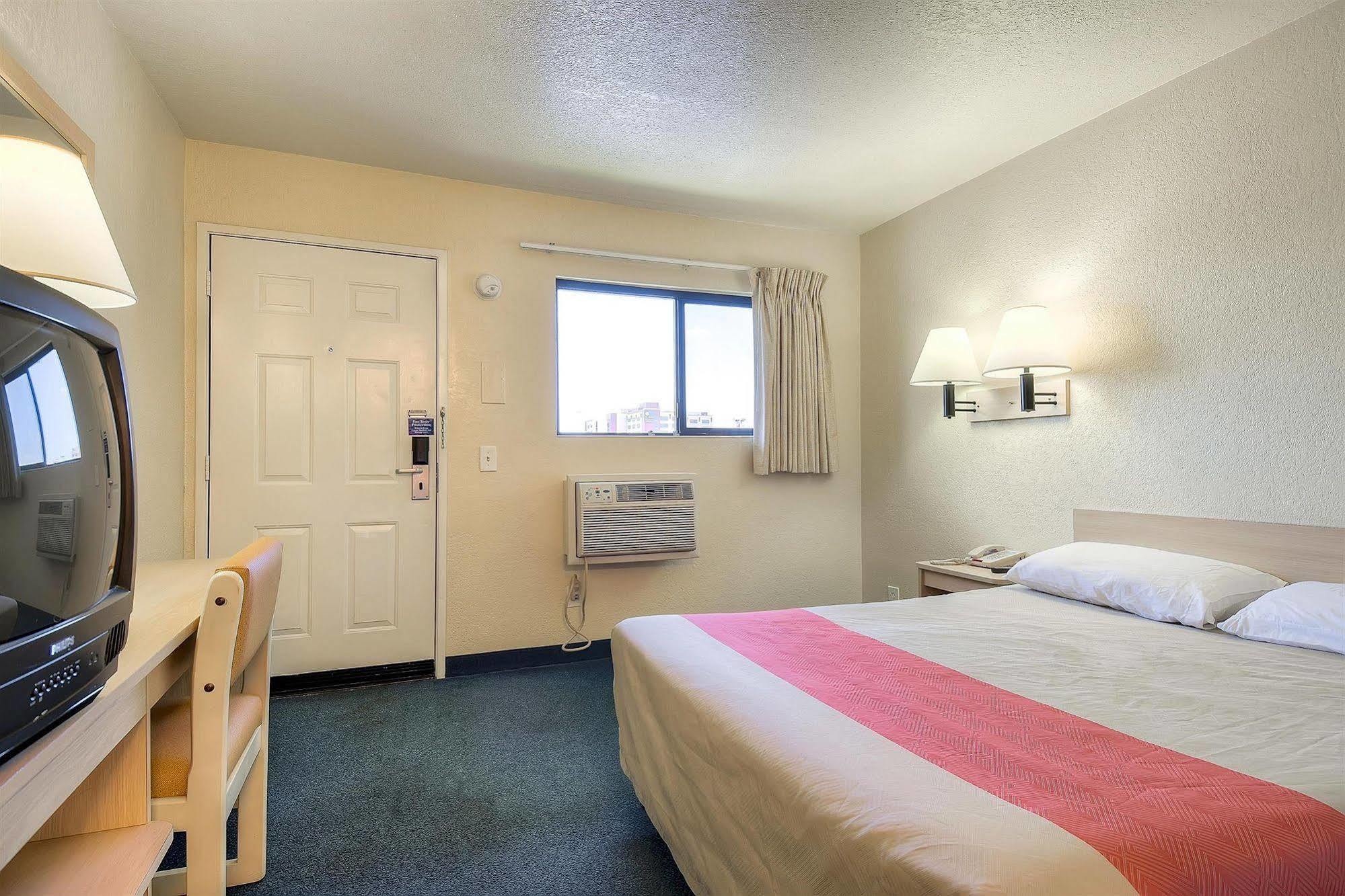 Motel 6 Anaheim Stadium - Ориндж Экстерьер фото