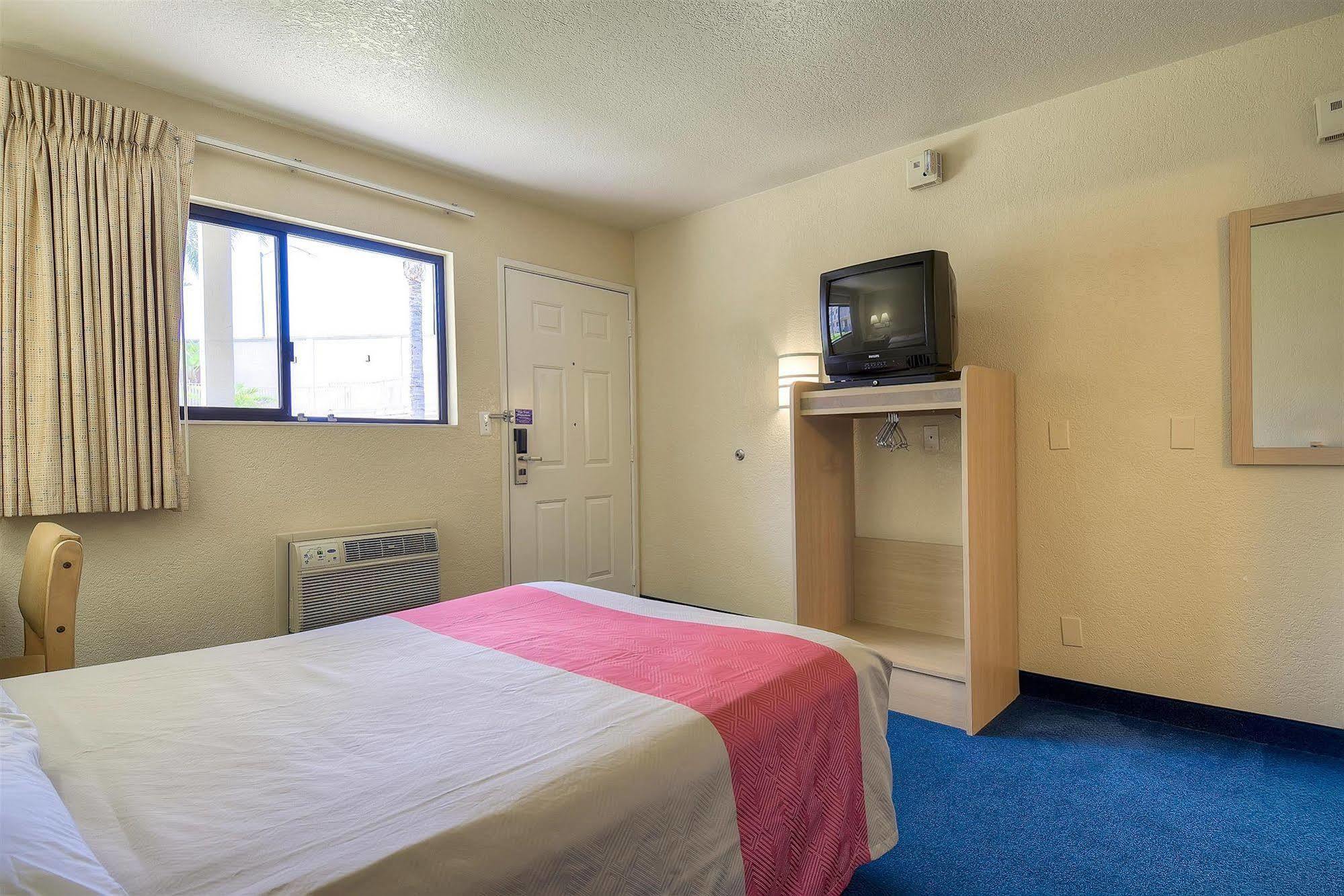 Motel 6 Anaheim Stadium - Ориндж Экстерьер фото