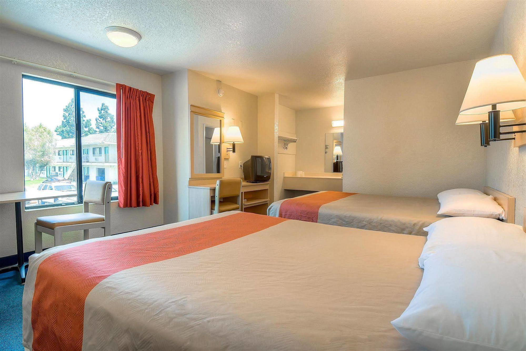 Motel 6 Anaheim Stadium - Ориндж Экстерьер фото