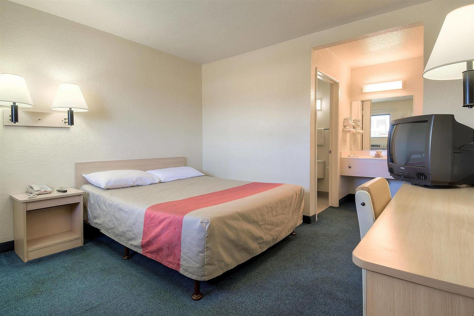 Motel 6 Anaheim Stadium - Ориндж Экстерьер фото
